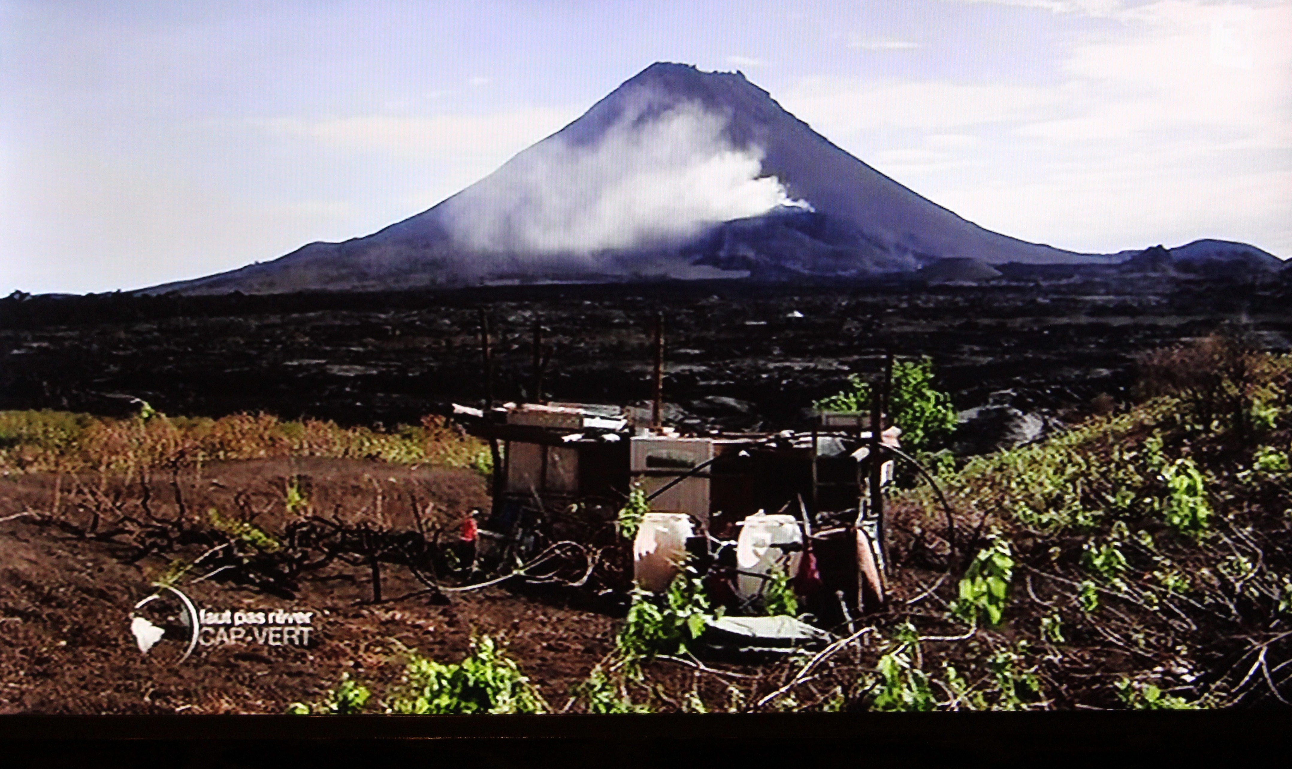 Bildschirmschnappschuss- Vue sur la coulée de lave refroidi du Pico du Fogo, extrait du film L'ILE DU FEU de l?emission «  Cap-Vert, les îles aux trésors » du 24.04.2015 »