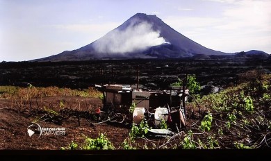 Bildschirmschnappschuss- Vue sur la coulée de lave refroidi du Pico du Fogo, extrait du film L'ILE DU FEU de l?emission «  Cap-Vert, les îles aux trésors » du 24.04.2015 »