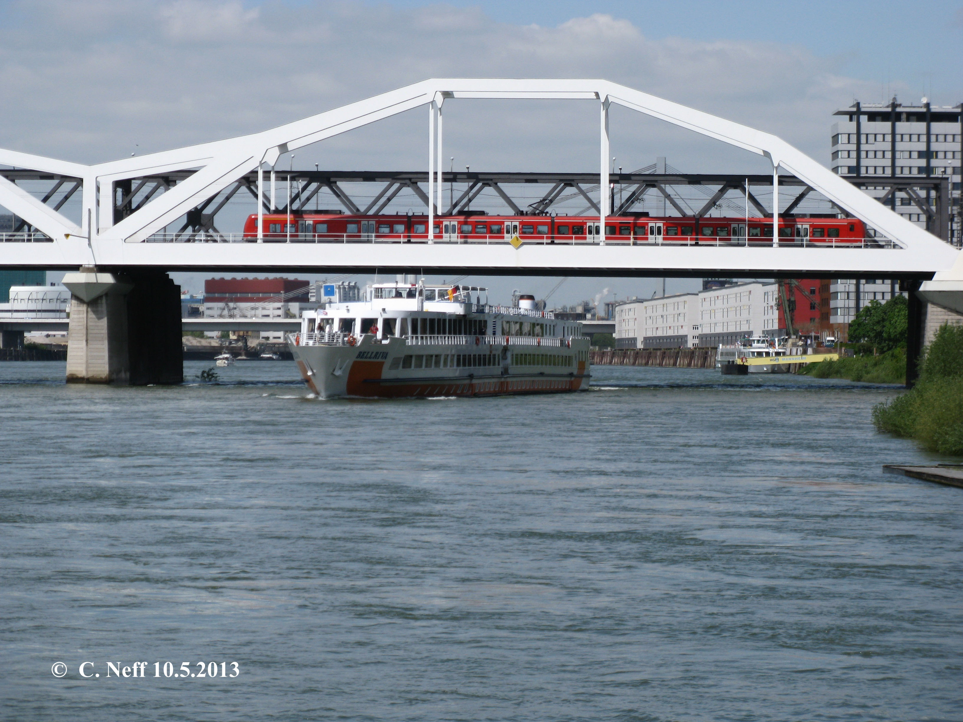 Konrad-Adenauer Brücke Train & Bateau