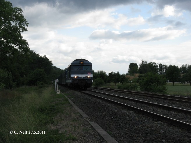 BB 67422 vor TER 830734 zwischen Mothern und Lauterbourg 27.5.2011