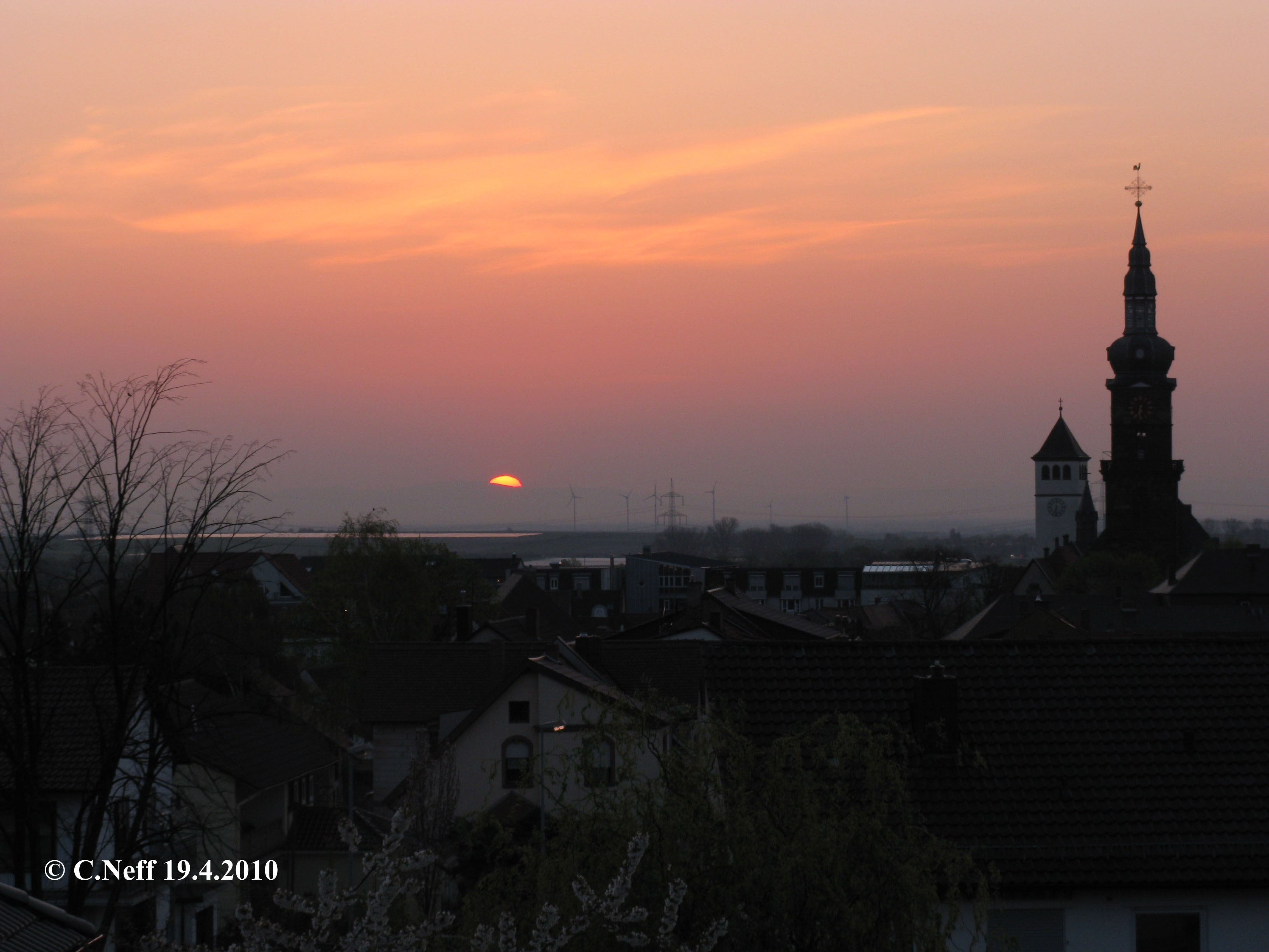 Sonnenaufgang über dem Odenwald 19.4.2010