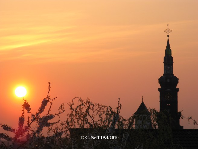 Sonnenaufgang über den Dächern von Grünstadt 19.4.2010